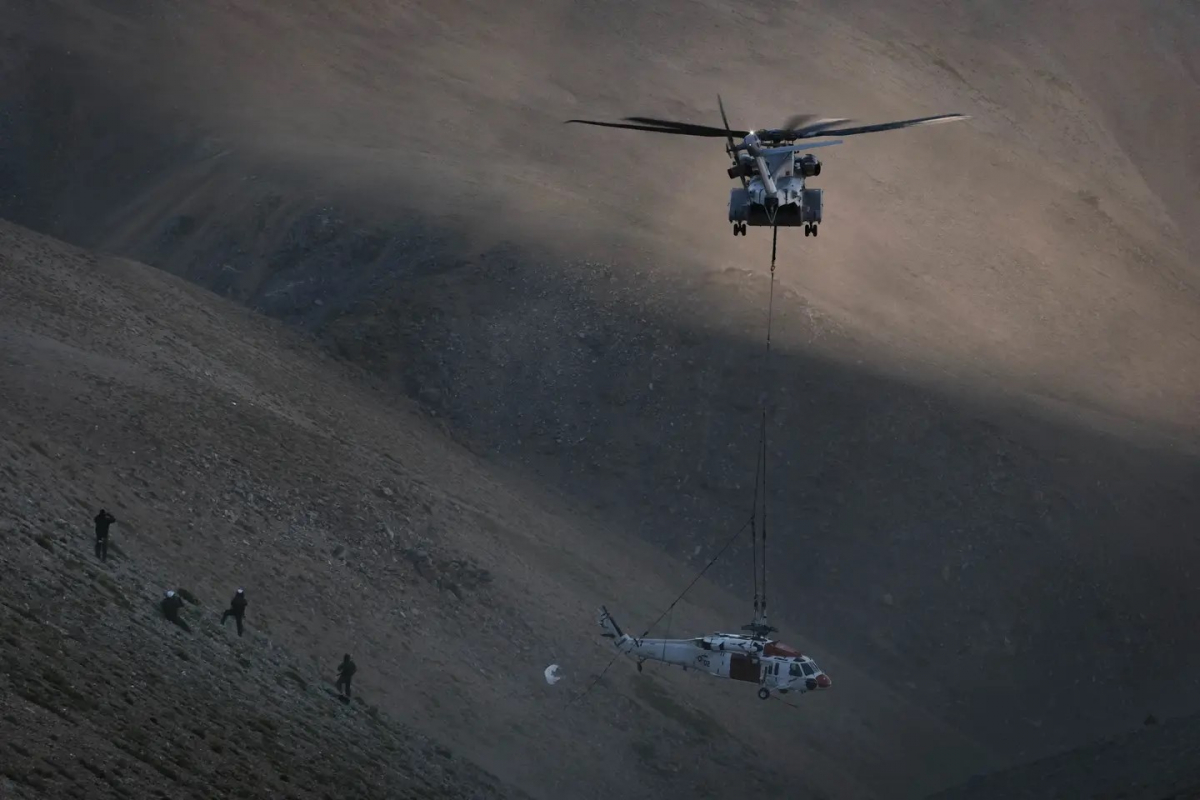 Levage du MH-60S accidenté le 16 juillet 2022 par un CH-53K King Stallion.