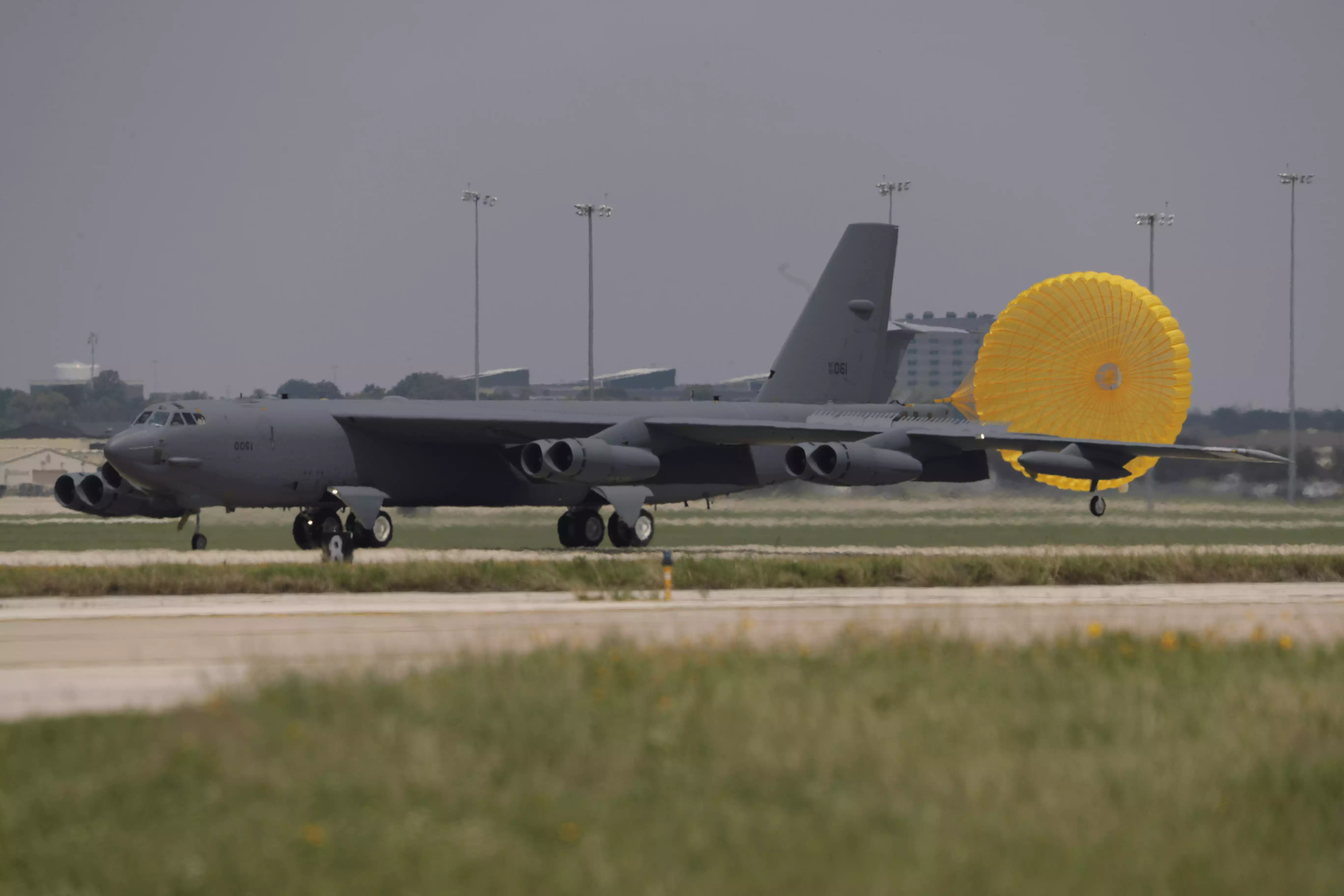 Un B-52 arrive à la base de San Antonio. L'avion sera soumis à l'installation d'un nouveau système radar dans une installation voisine de Boeing.