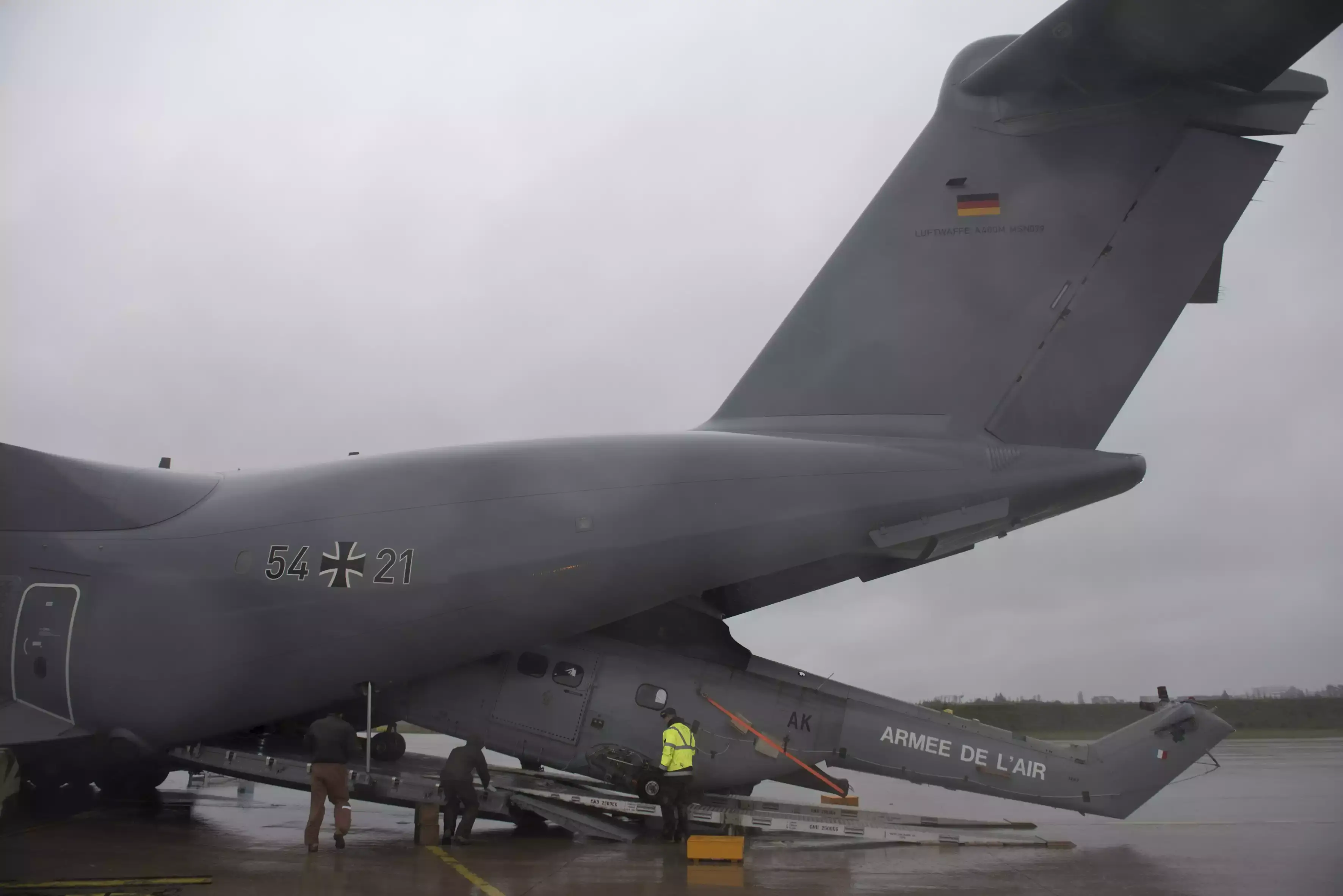 Décembre 2018 : arrivée en Guyane d'un hélicoptère Puma de l'AAE à bord d'un A400M de la Luftwaffe.