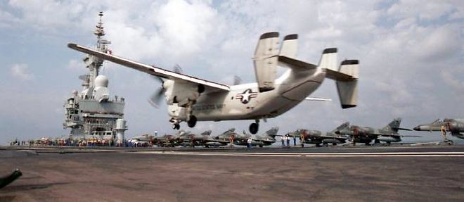 C-2A Greyhound en phase d'appontage sur le porte-avion Charles de Gaulle.