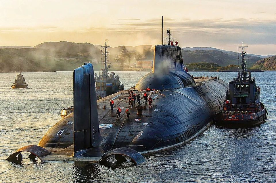 Les sous-marins de la classe Akula (Typhoon dans la classification OTAN) sont les plus gros de tous les temps : 173 mètrs de long, 48 000 tonnes en plongée, avec 10 missiles de 80 tonnes chacun...
