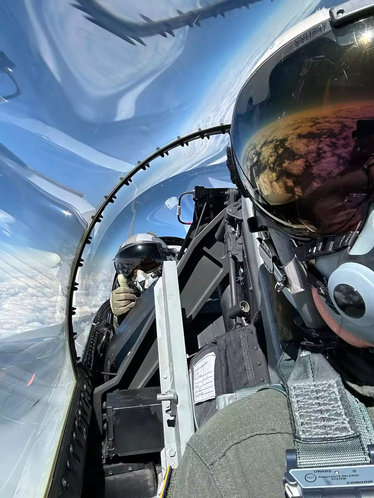 Selfie lors du transfert de trois F-16 hollandais à l'EFTC : Kajsa Ollongren, la ministre de la Défense néerlandaise, et le lieutenant général André Steur, commandant de la RNLAF.