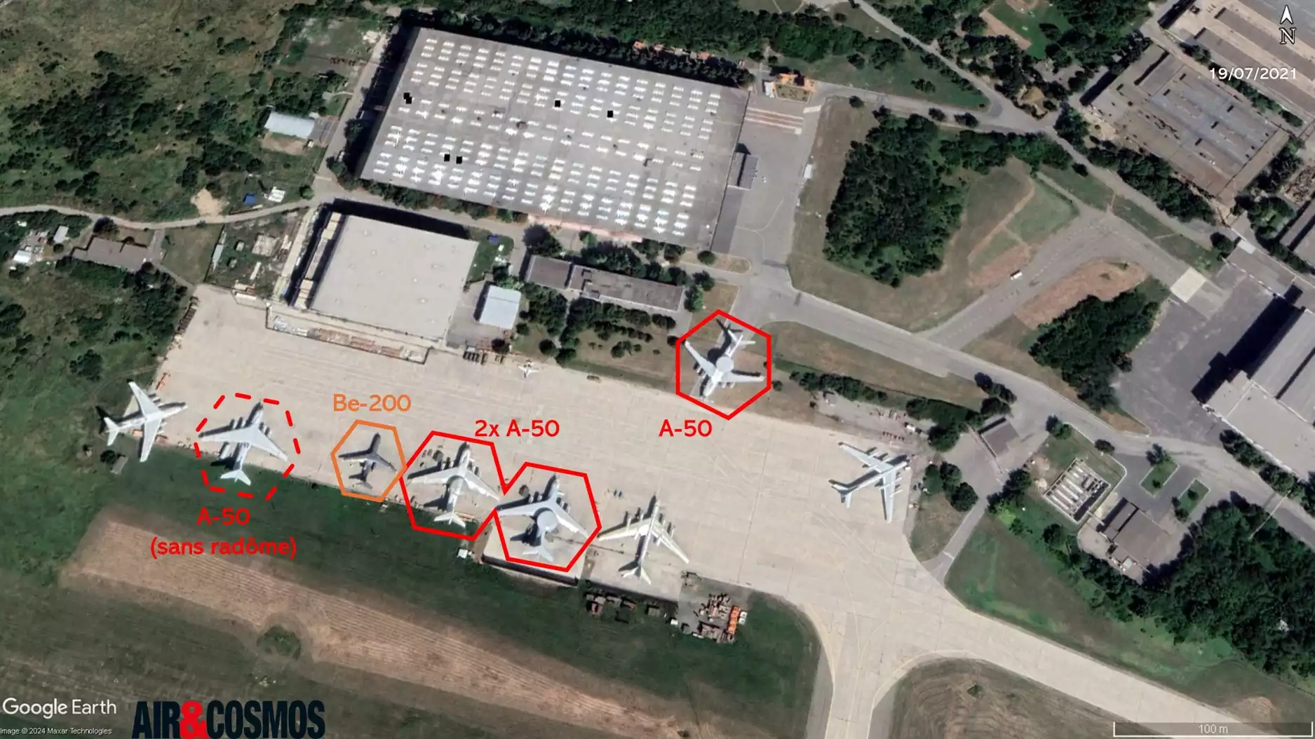 19 juillet 2021, trois A-50, un A-50 sans radôme et un Be-200 devant les installations de Beriev (Taganrog).