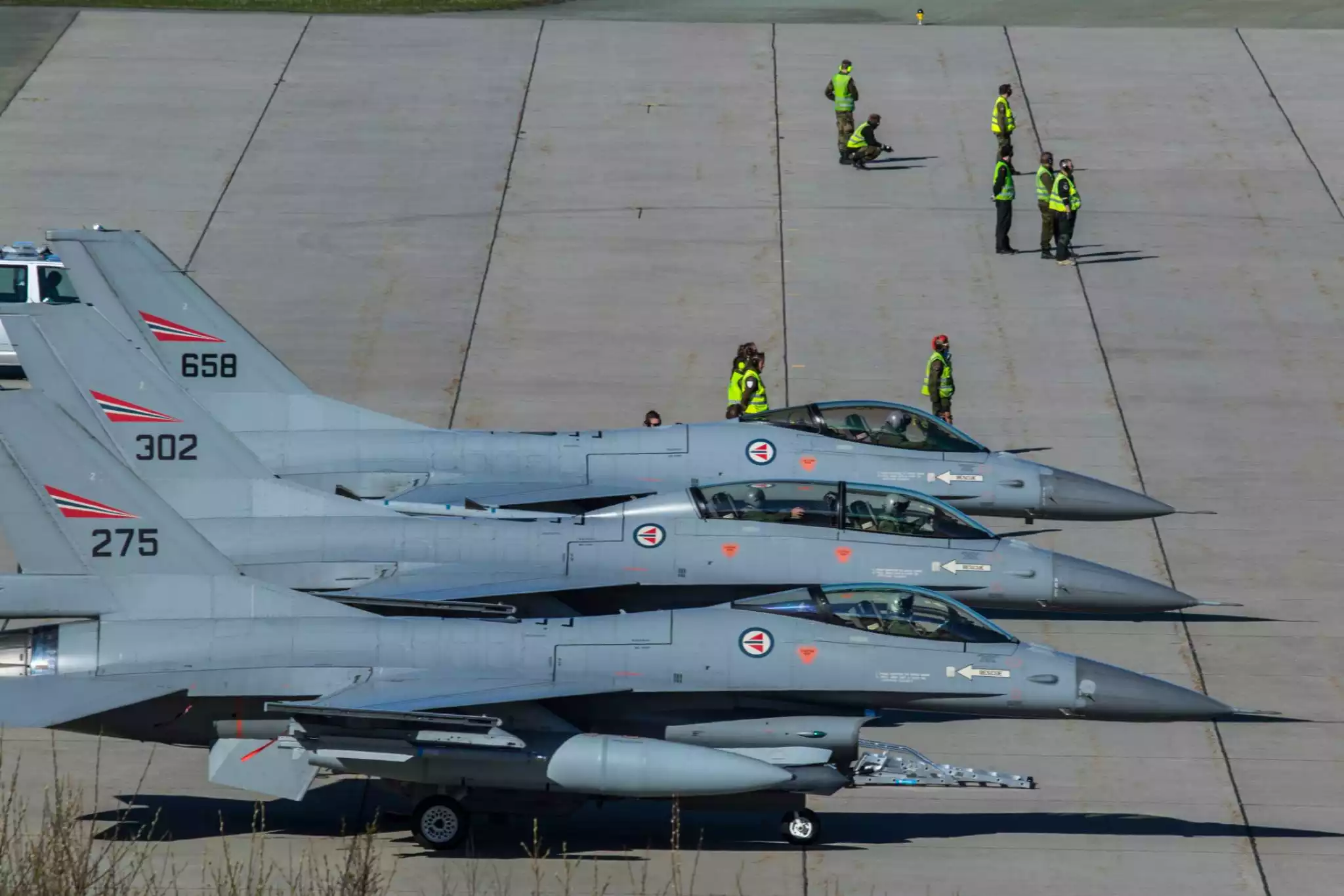 Un avion de combat biplace F-16BM norvégien entouré de deux F-16AM monoplace sur la base de Bodø durant ACE 2017 (26 mai 2017).