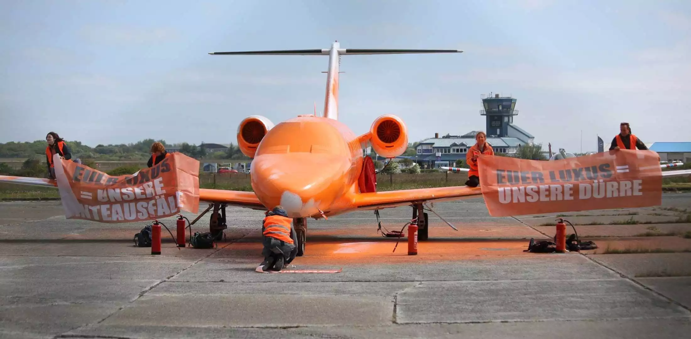 Des activistes allemands endommagent un Cessna avec de la peinture orange