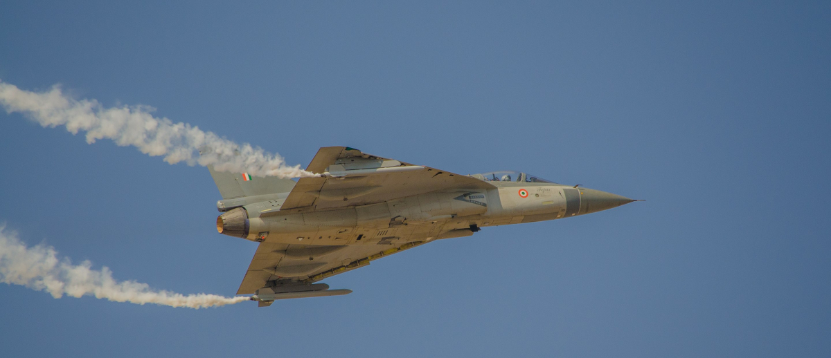Un chasseur indien Tejas en vol, lors d'un démonstration aérienne en 2013.