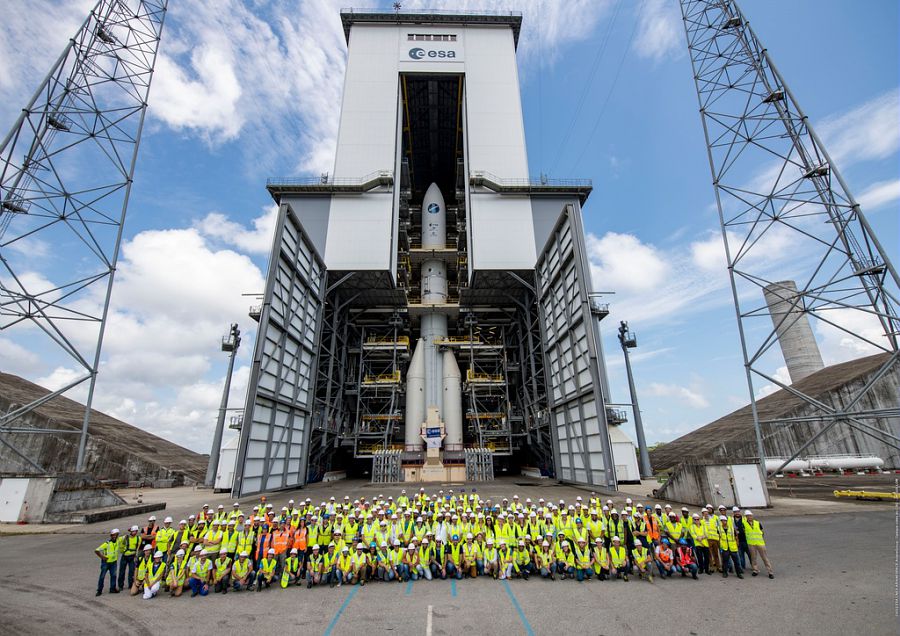 Le premier lanceur Ariane 6 complet sur son pas de tir