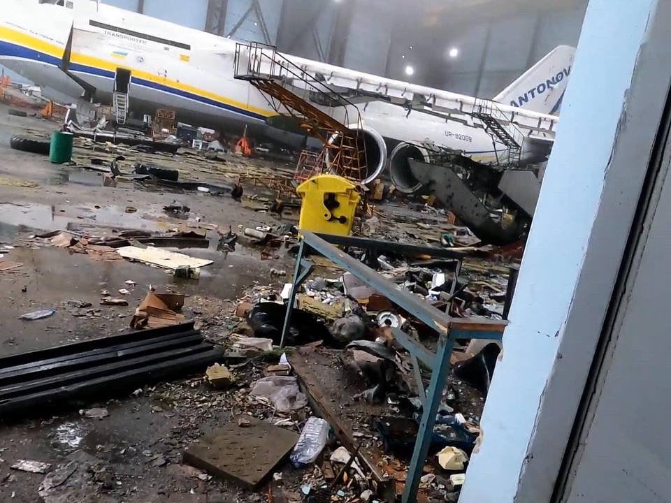 [Images] L'An-225 Mriya totalement perdu, l'An-124 et l'An-22 endommagés