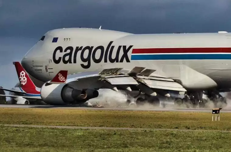 Un Boeing 747 perd son train d'atterrissage lors d'un atterrissage d'urgence