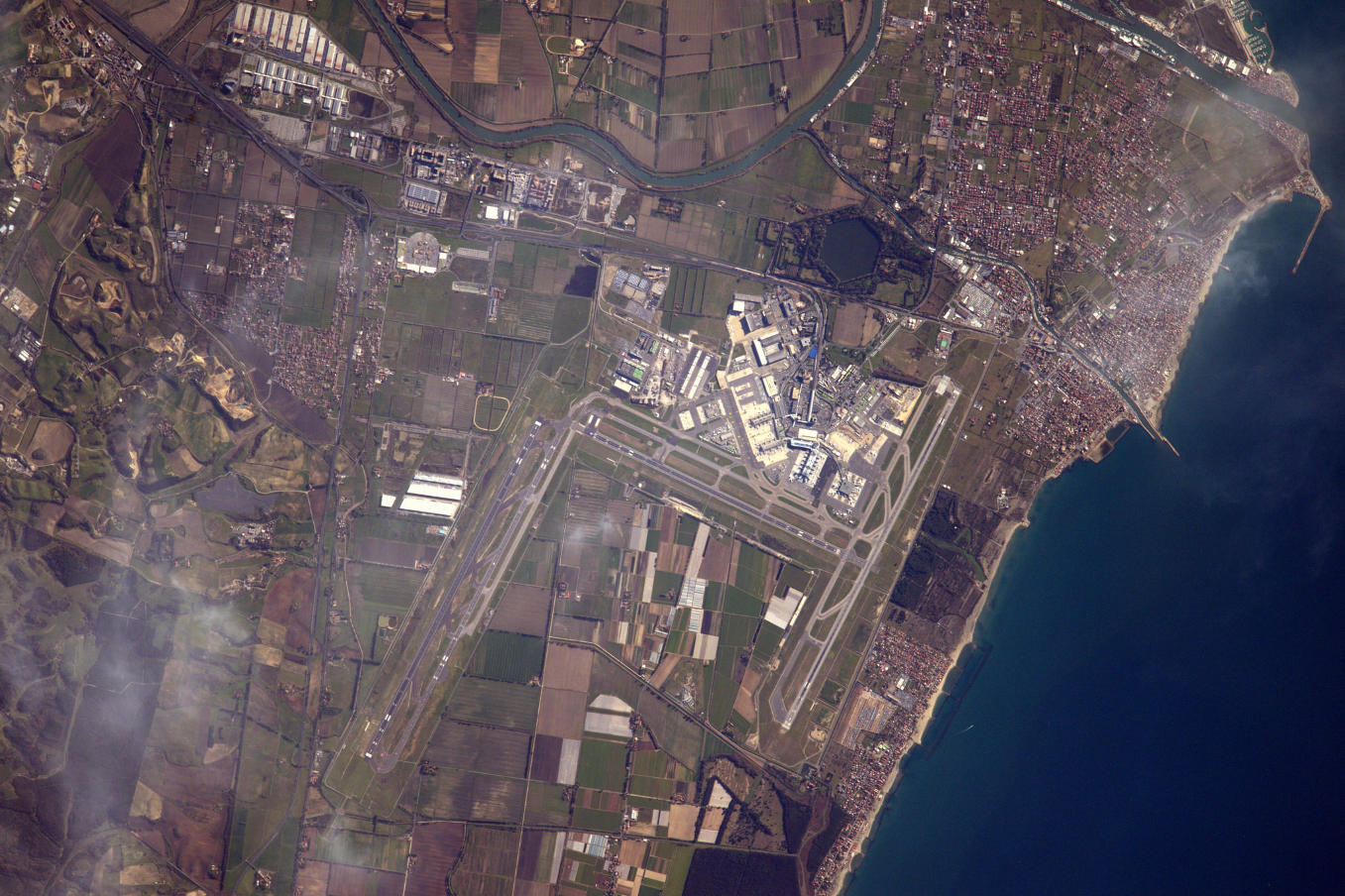 La Terre dans l’oeil de Thomas Pesquet #19 : l'aéroport de Rome