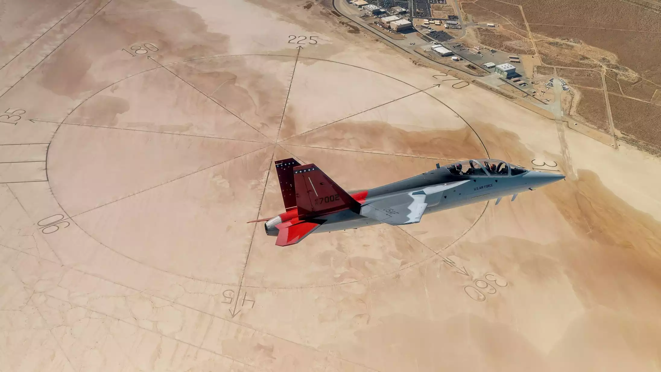 Survol le 8 novembre 2023 de la base aérienne d'Edwards par le premier T-7A Red Hawk de l'USAF juste avant ses essais en vols (pour l'USAF).