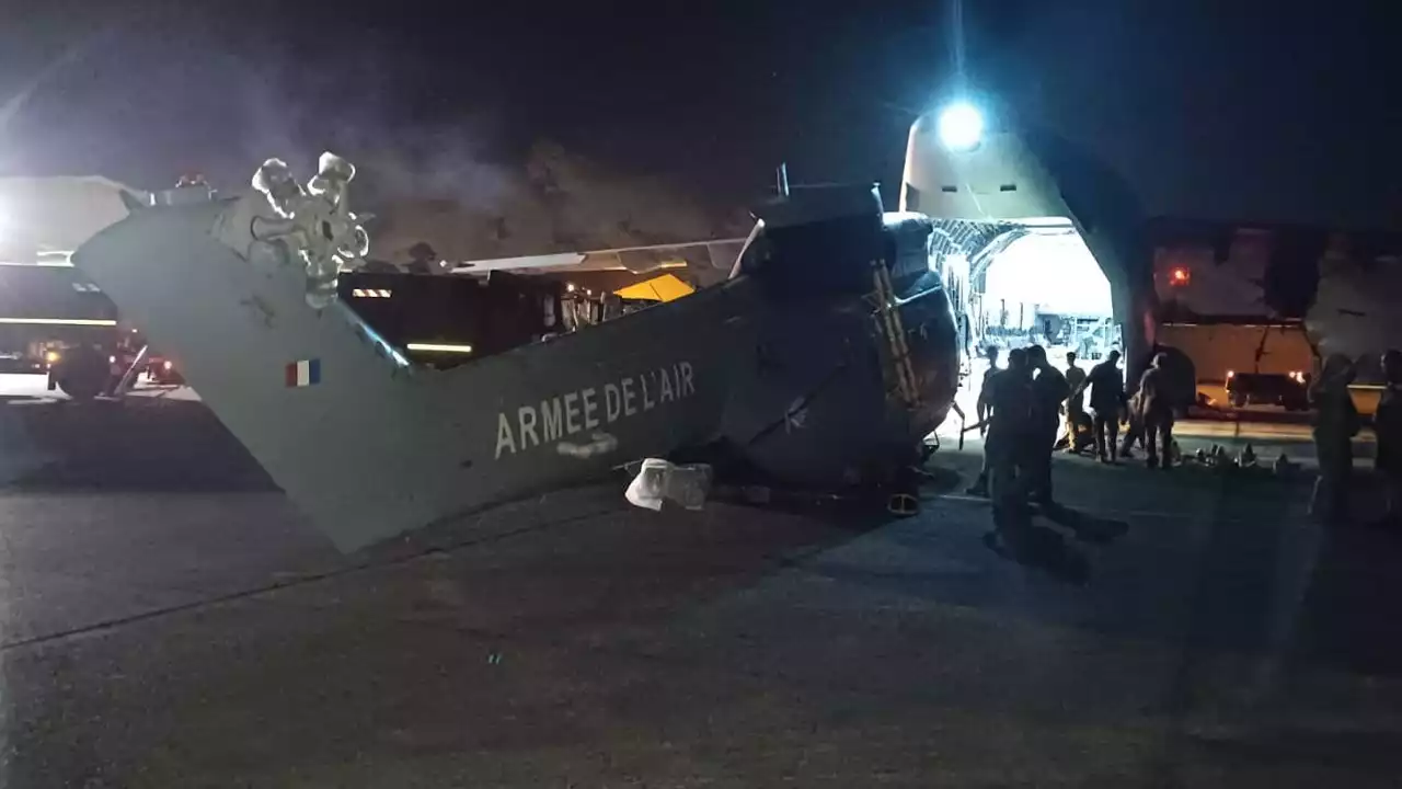 Arrivée d'un hélicoptère Puma de l'AAE en Guyane grâce à un A400M belge... et à l'EATC.