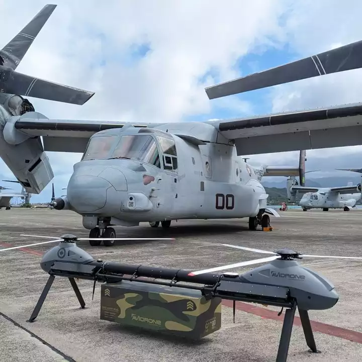 Tout un symbole : drone de transport 210TL devant un tiltrotor MV-22B Osprey du Corps des Marines.