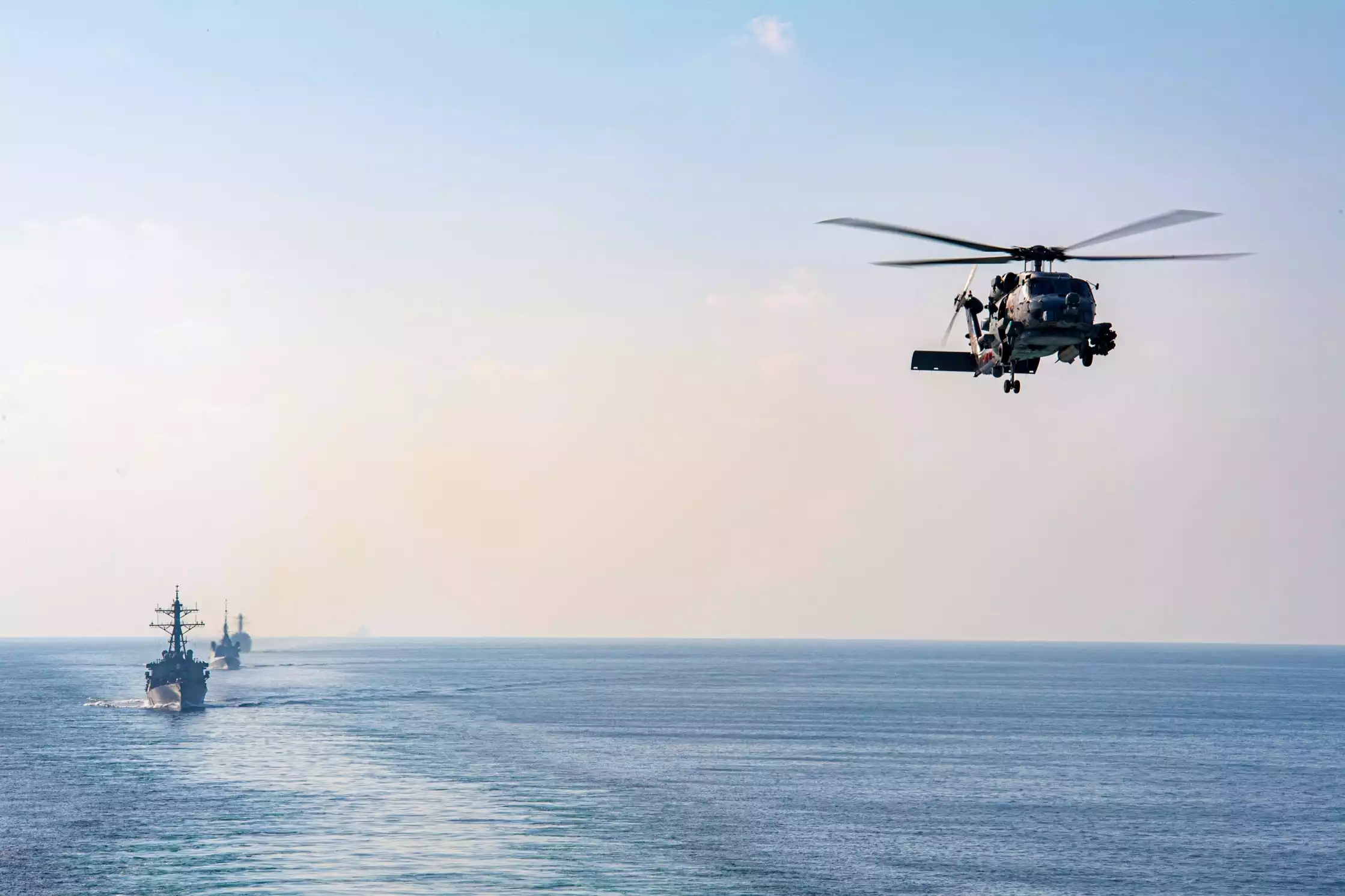 MH-60S Seahawk de l'US Navy durant un vol d'escorte du CSG 2 dans le détroit d'Ormuz.