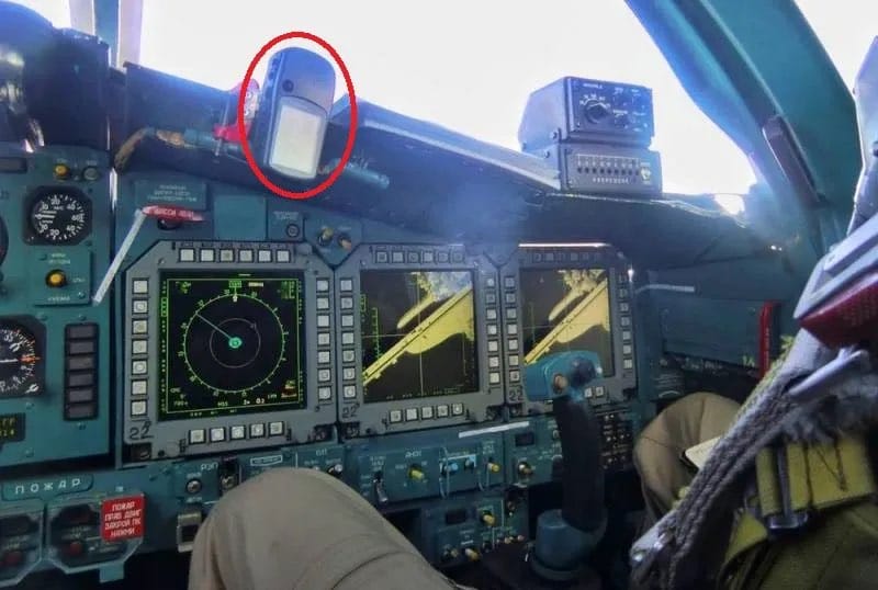 Cockpit du Su-34 avec le système de navigation GPS Garmin 776c