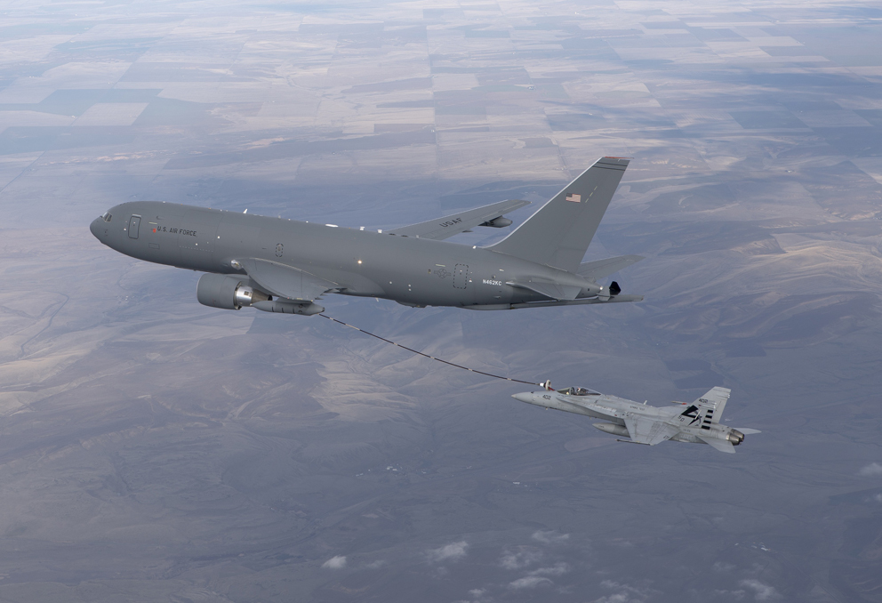 Boeing teste son KC-46 avec le ravitaillement en vol d'un F/A-18