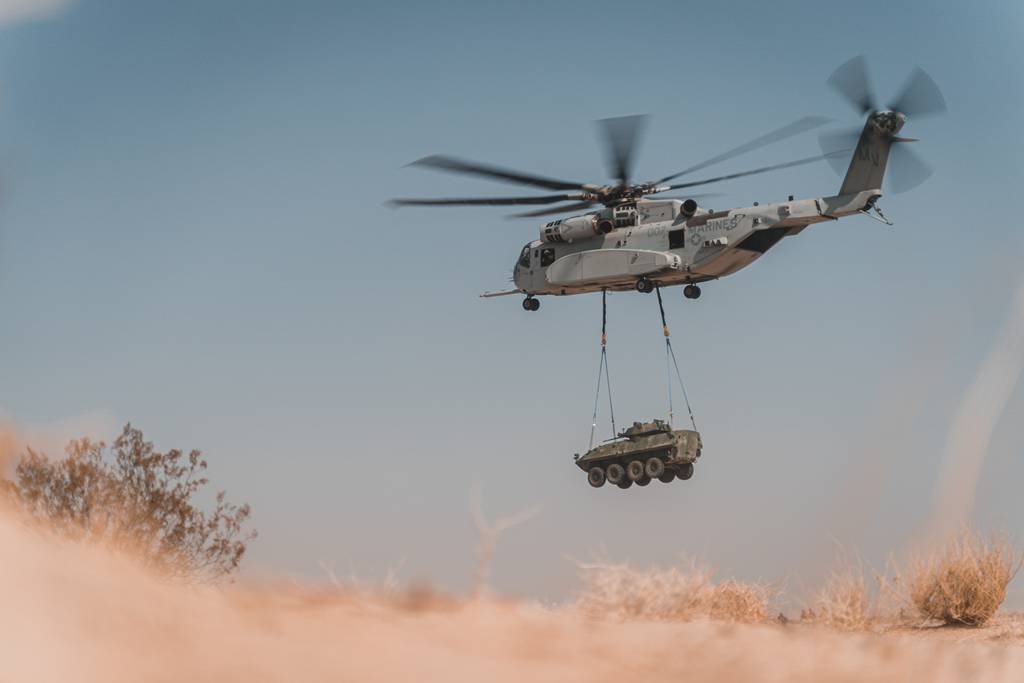 CH-53K King Stallion transportant un VBCI LAV-25. Cet hélicoptère doit pouvoir héliporter la quasi totalité des matériels du Corps des Marines américains.