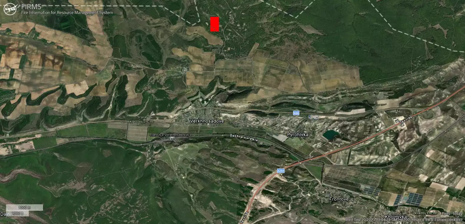 Localisation d'un incendie détecté par le FIRMS pile à l'endroit de la base russe de Verkhnosadove.