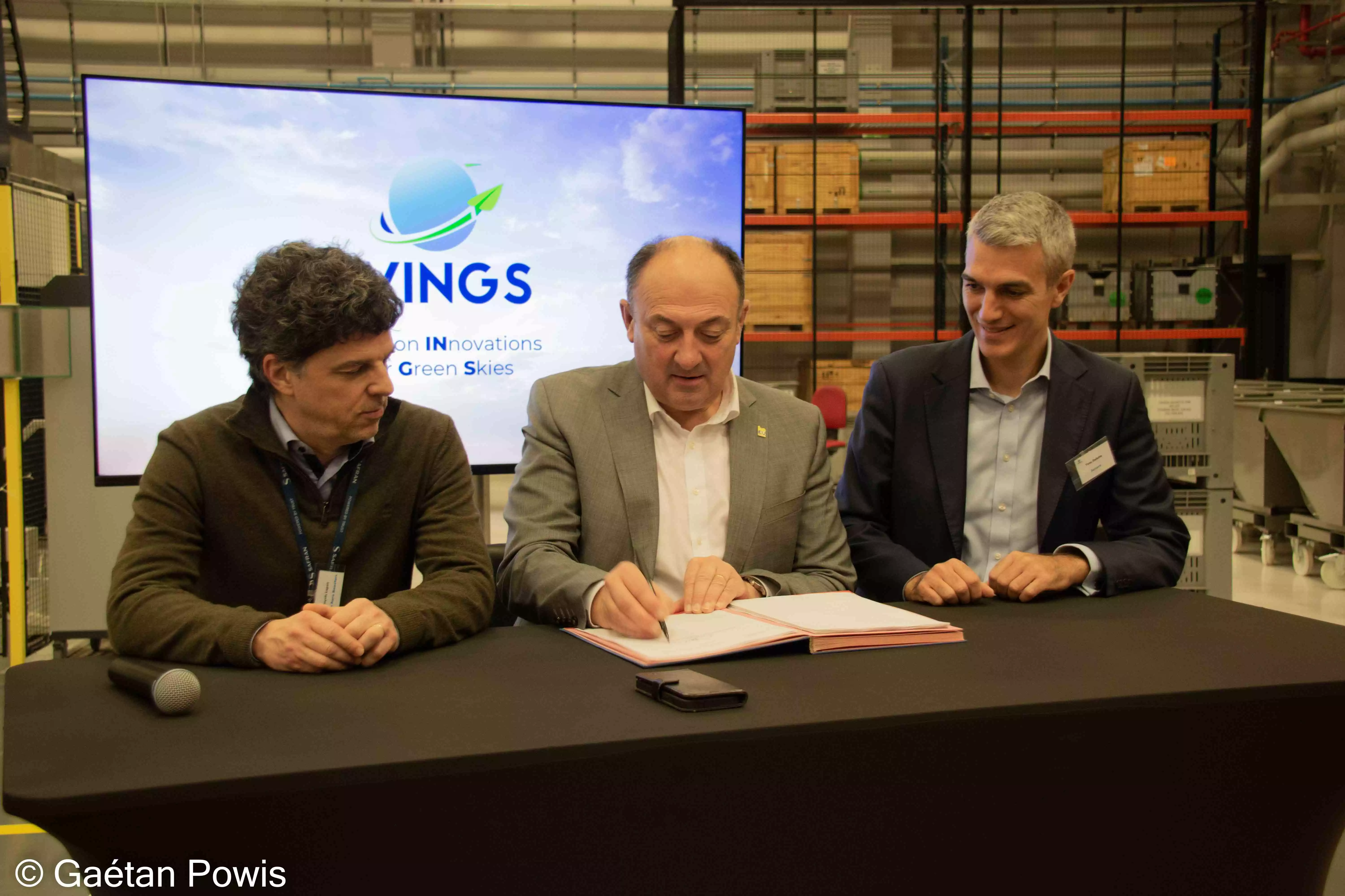 Signature de WINGS 3 par Willy Borsus, ministre wallon de l'économie, aux côtés de F. Lepot (CEO Safran Aero Boosters) et Y. Delatte (CEO Sonaca).
