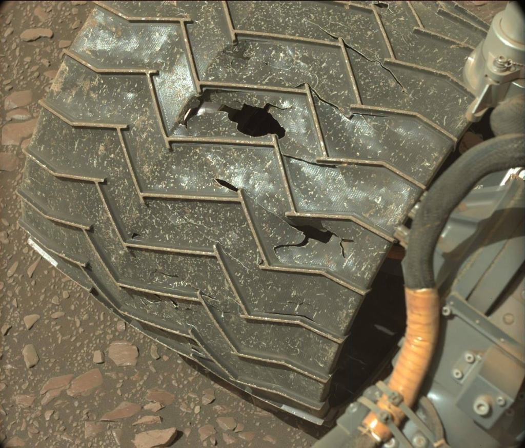Inspection des roues du robot martien Curiosity