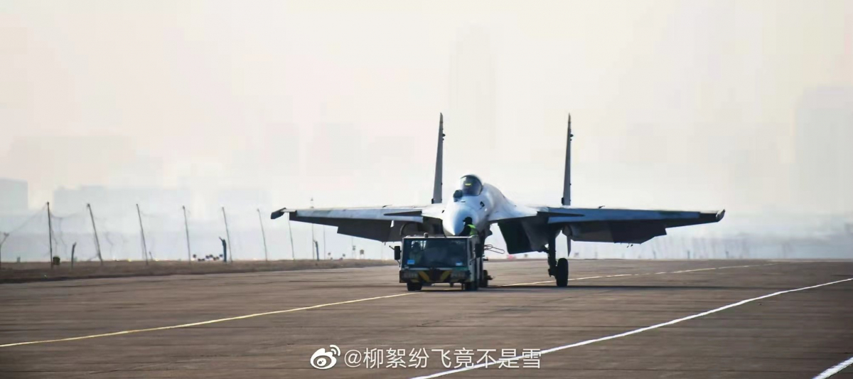 Photo du supposé premier exemplaire de série du J-15T, partagée sur les réseaux sociaux chinois par l’avionneur Shenyang