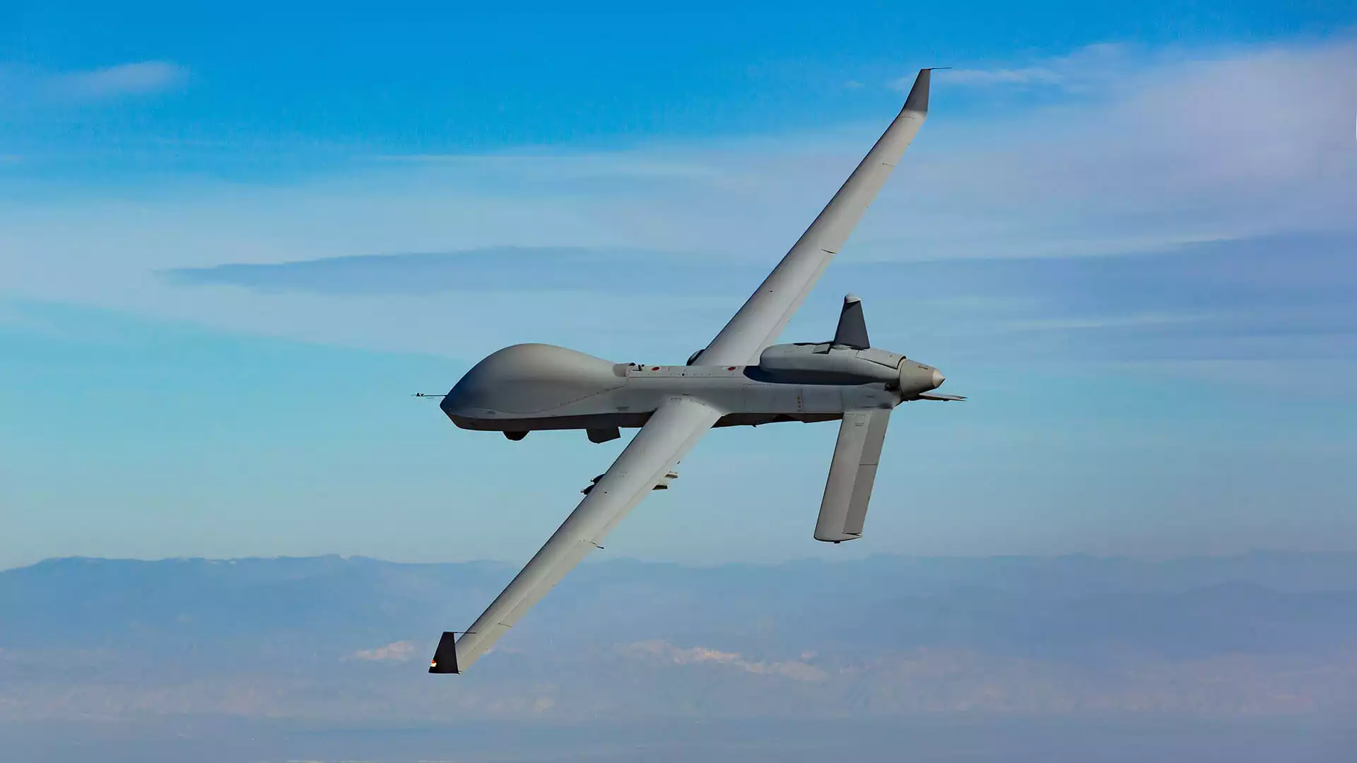 Le drone MALE MQ-1C Extended Range Grey Eagle possède une capacité d'emport interne de 181 kg et d'une capacité d'emport centrale externe de 227 kg.