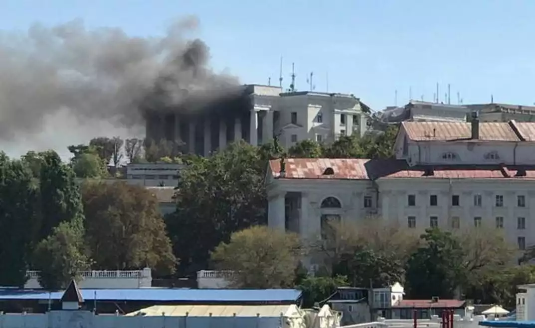 Attaque sur Sébastopol : le QG de la Flotte russe de la mer Noire en feu