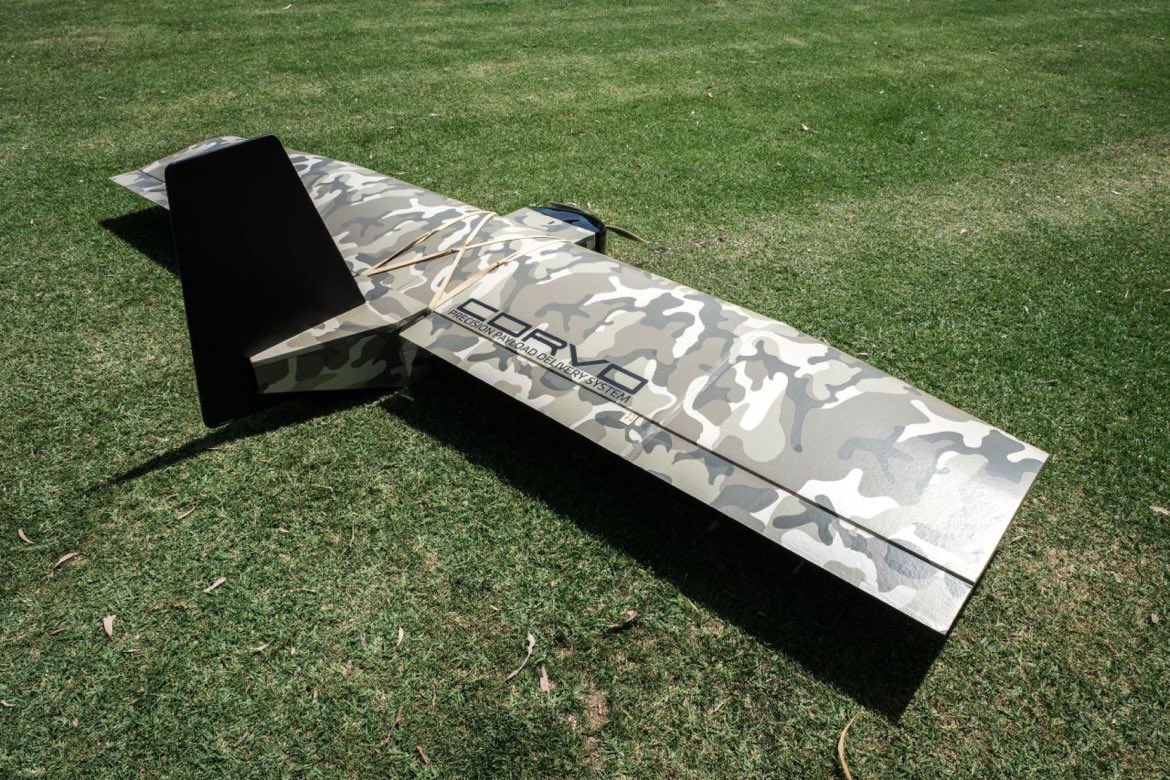 Drone en carton CORVO avec un camouflage militaire.