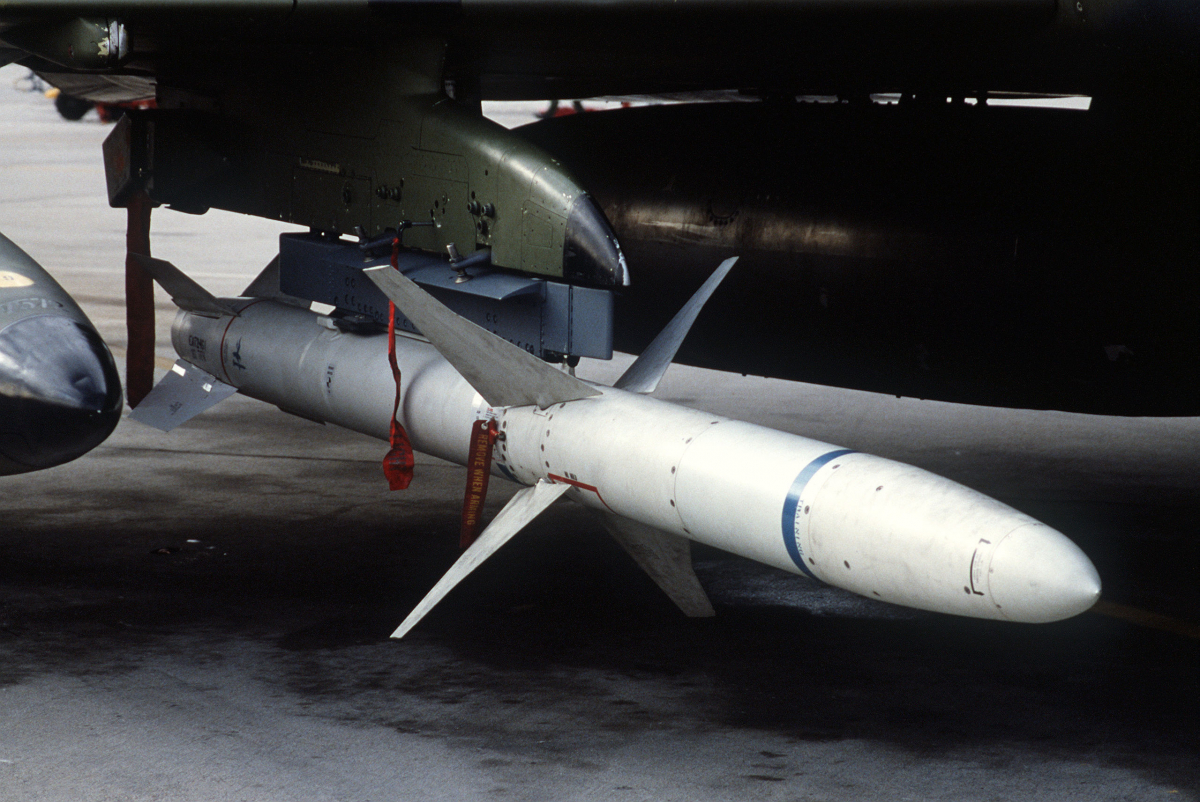 Un missile AGM-88 HARM chargé sur un avion F-4 Phantom II, en 1988.