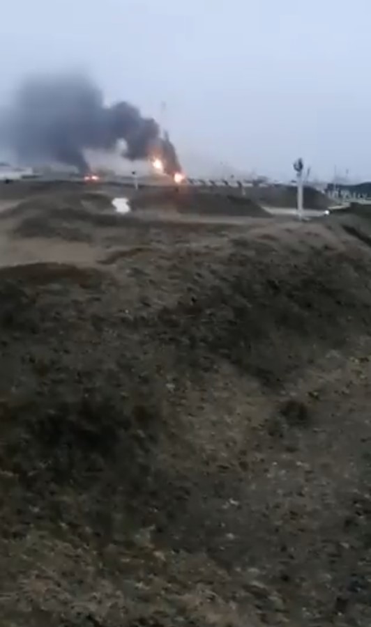 Aéroport de Milerovo (Russie). On distingue clairement un incendie sur l'aire de parking des avions de combat.