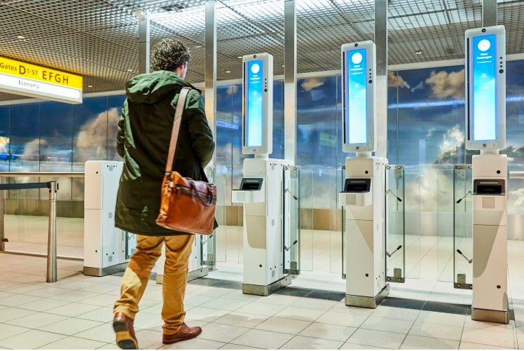 Amsterdam Schiphol teste le "self-boarding" automatisé
