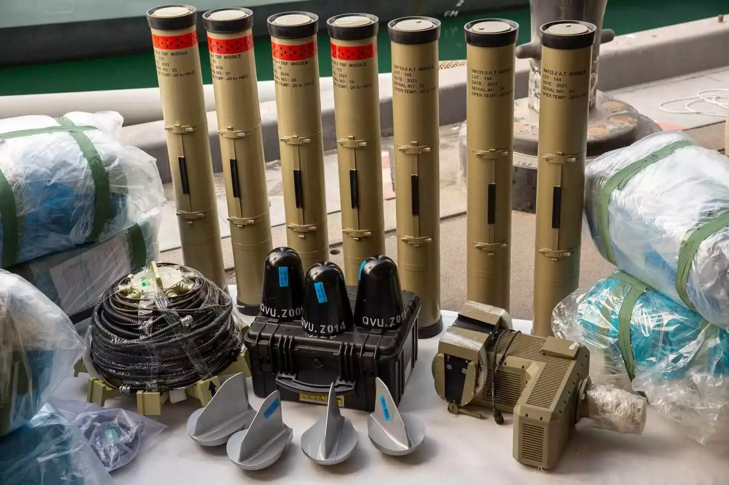 Images des missiles guidés antichars Delhavieh et des composants de missiles interceptés sur un petit bateau en provenance d'Iran le 26 février 2023 par les marines américaines et britanniques.