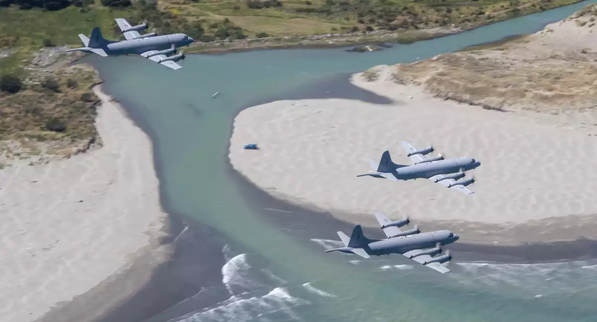 Les trois derniers avions de patrouille maritime P-3K2 Orion néo-zélandais durant leur dernier vol avant leur départ à la retraite.