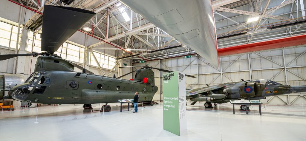 Le CH-47 Chinook Bravo November et un Harrier anglais au Musée de la RAF.