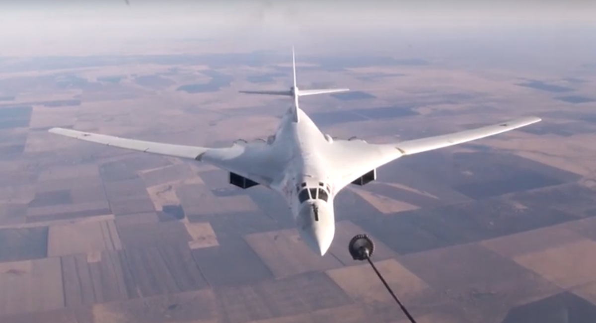 Les pilotes de Tu-160 s'entraînent au ravitaillement en vol