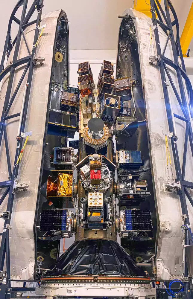 Sous la coiffe du Falcon 9, six microsatellites équipés de propulseurs français