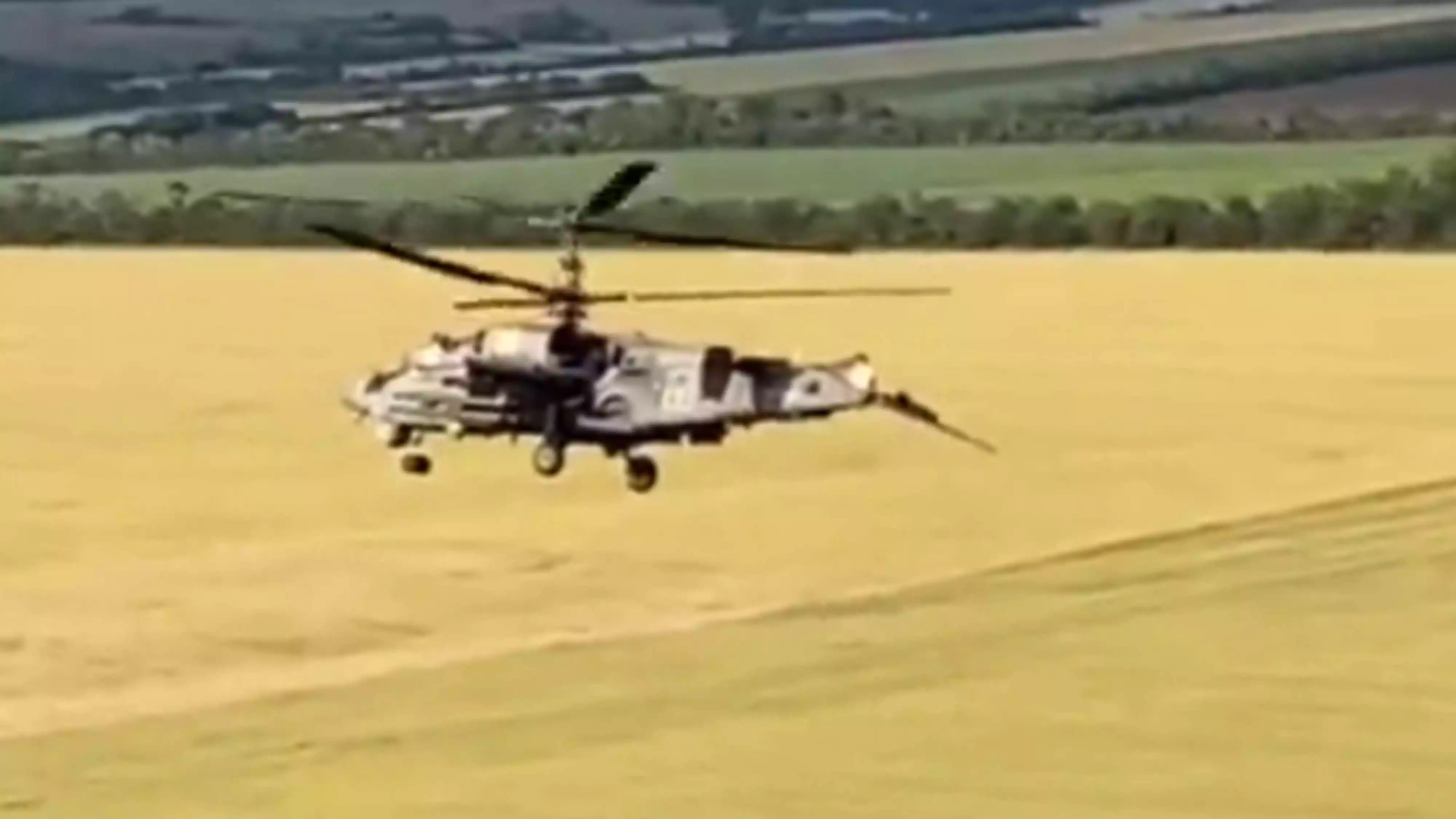 Un hélicoptère russe largue ses réservoirs et perd son empennage