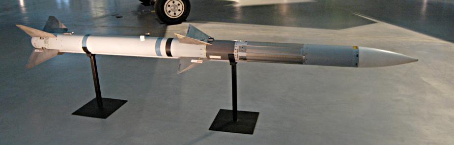 Un AIM-120 AMRAAM est ici exposé au musée de l'air et de l'espace des États-Unis, situé à Washington.