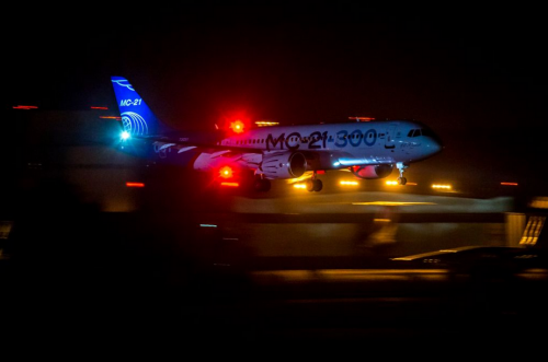 Le MC-21 effectue son premier atterrissage de nuit