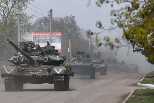 Ukraine : La Russie regroupe 100 000 soldats et 900 chars au nord-est du front