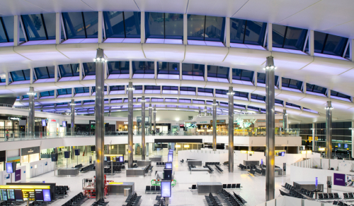 La reine Elizabeth II inaugure "son" terminal à Londres-Heathrow