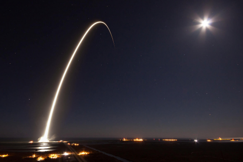 SpaceX met sur orbite EchoStar 23 mais court toujours après le temps