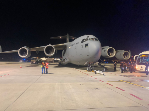 [Incendies en Gironde] Arrivée de renforts européens : les pompiers roumains sont transportés sur Bordeaux via deux C-17