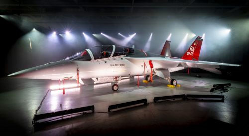 Boeing dévoile le premier T-7A Red Hawk qui sera livré à l'US Air Force