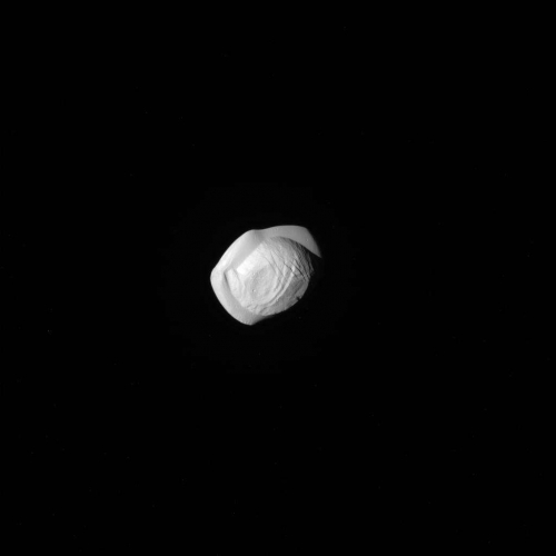 Une nouvelle lune autour de Saturne dotée d’une crête équatoriale