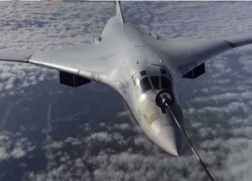 VIDEO. Bombardiers russes Tu-160 ravitaillés en vol