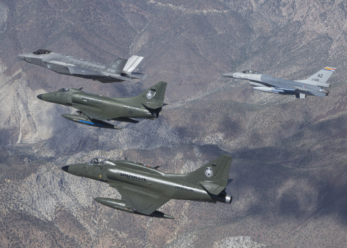 L'image :  A-4 contre F-35, le conflit générationnel.