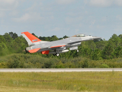 Le premier QF-16 de production est arrivé à Tyndall AFB
