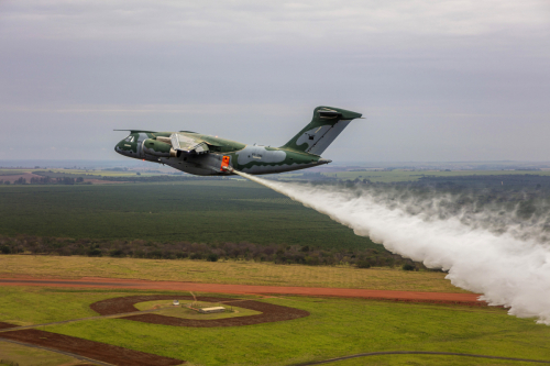 Embraer a terminé les essais du C-390 bombardier d'eau