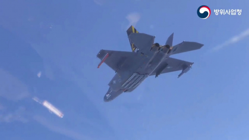Premier largage de Meteor et tirs canon pour le KF-21 sud-coréen